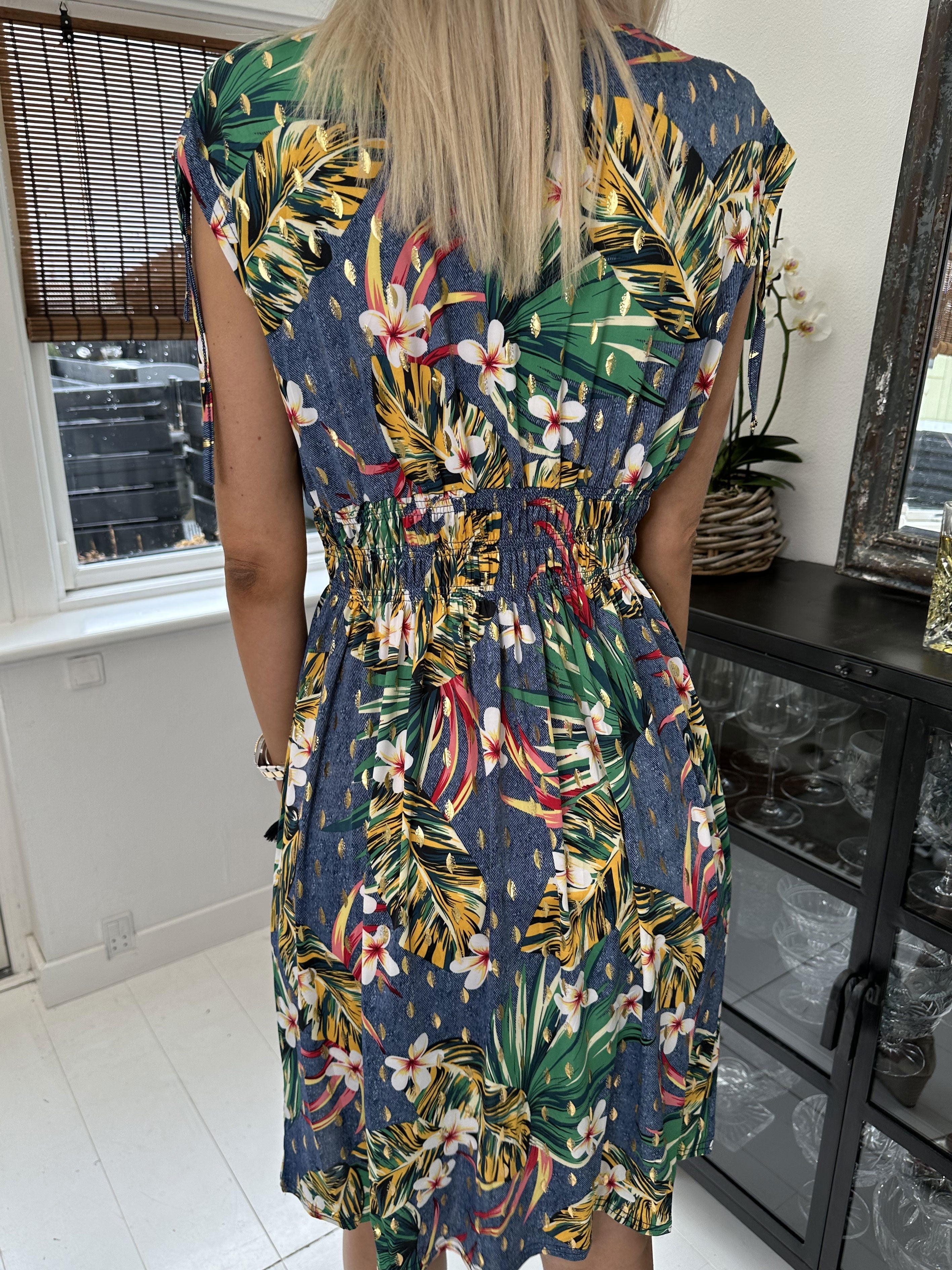 Pams Hawaii Short - Kort elastisk klänning i rynkfritt tyg - Black